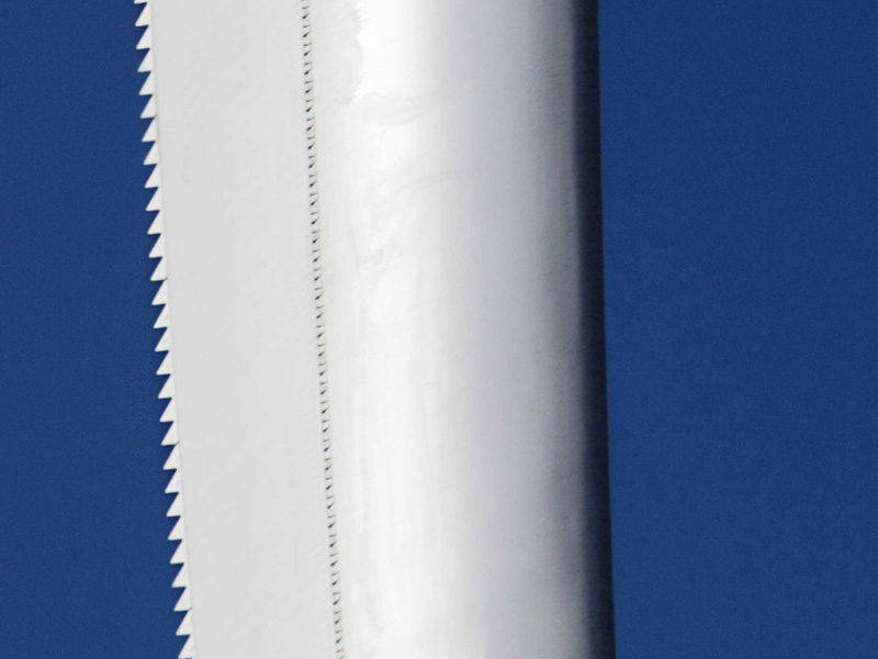 There is a sawtooth trailing edge