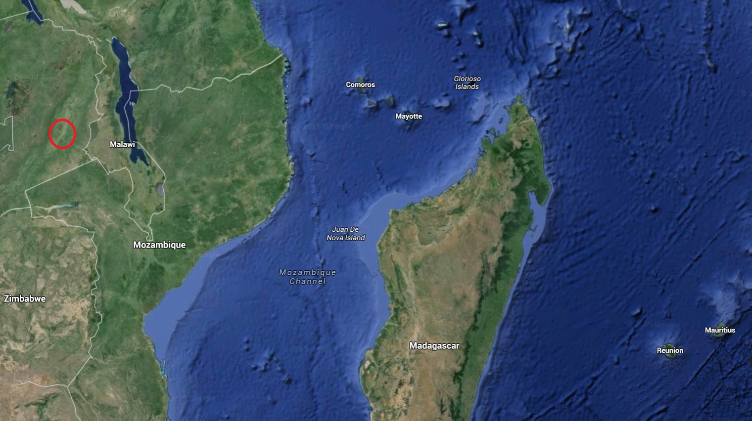 Мадагаскар карт 3. Остров Мадагаскар на карте. Самый длинный пролив Мозамбикский пролив. Мадагаскар государство на карте. Острова возле Мадагаскара карта.